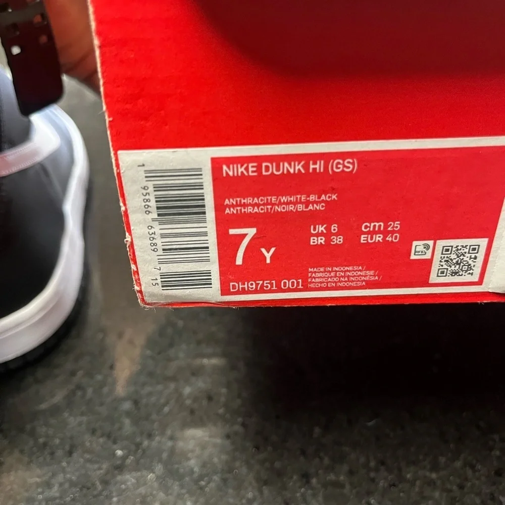 Sz 7 dunk mids black & white